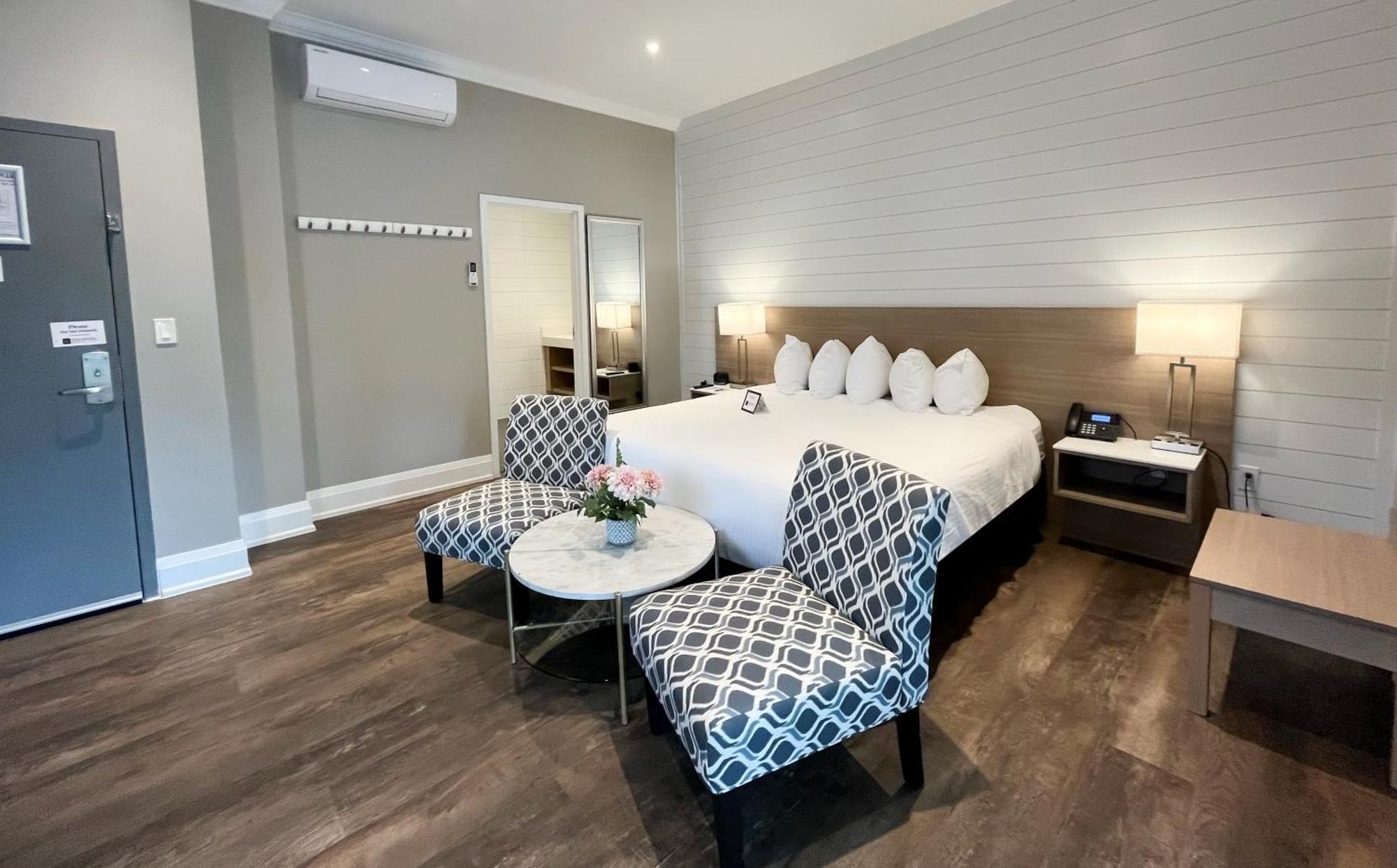 Colonial Hotel & Suites 格兰湾 外观 照片