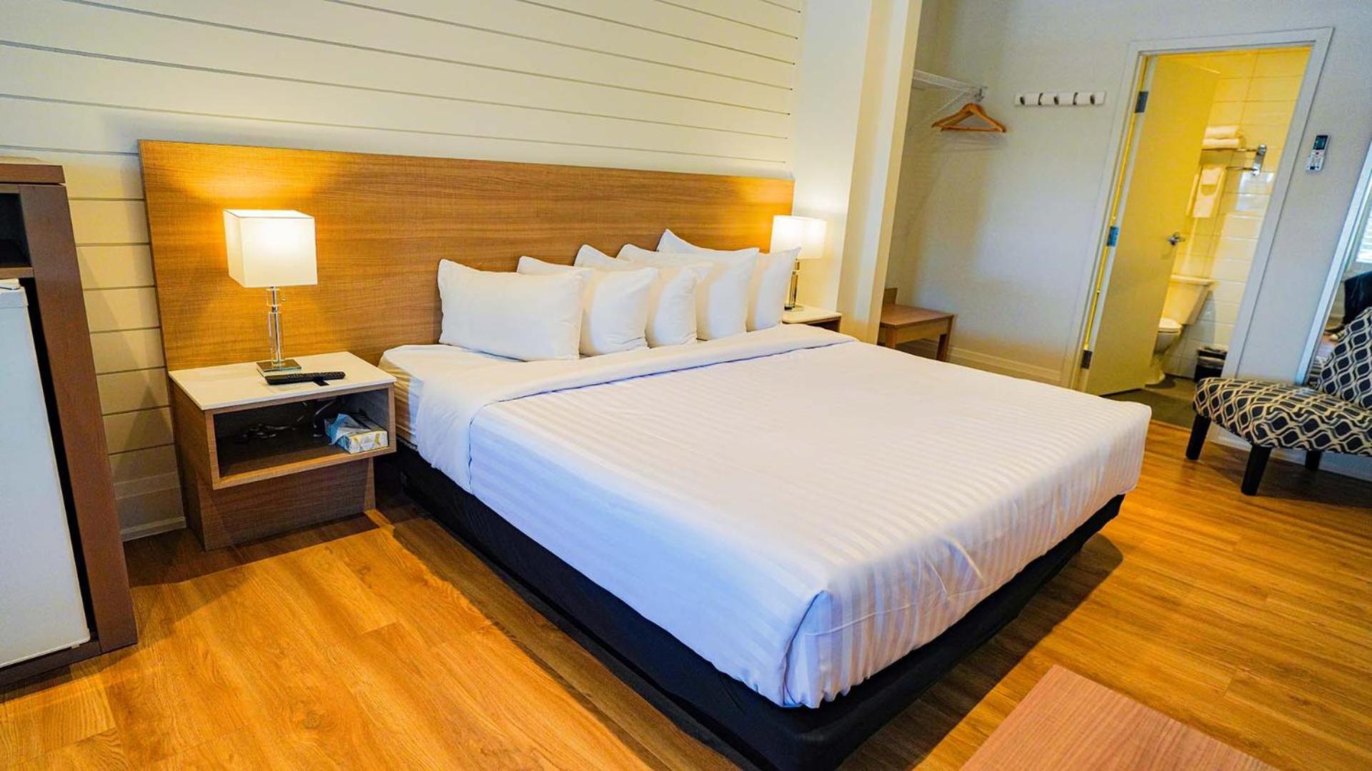 Colonial Hotel & Suites 格兰湾 外观 照片