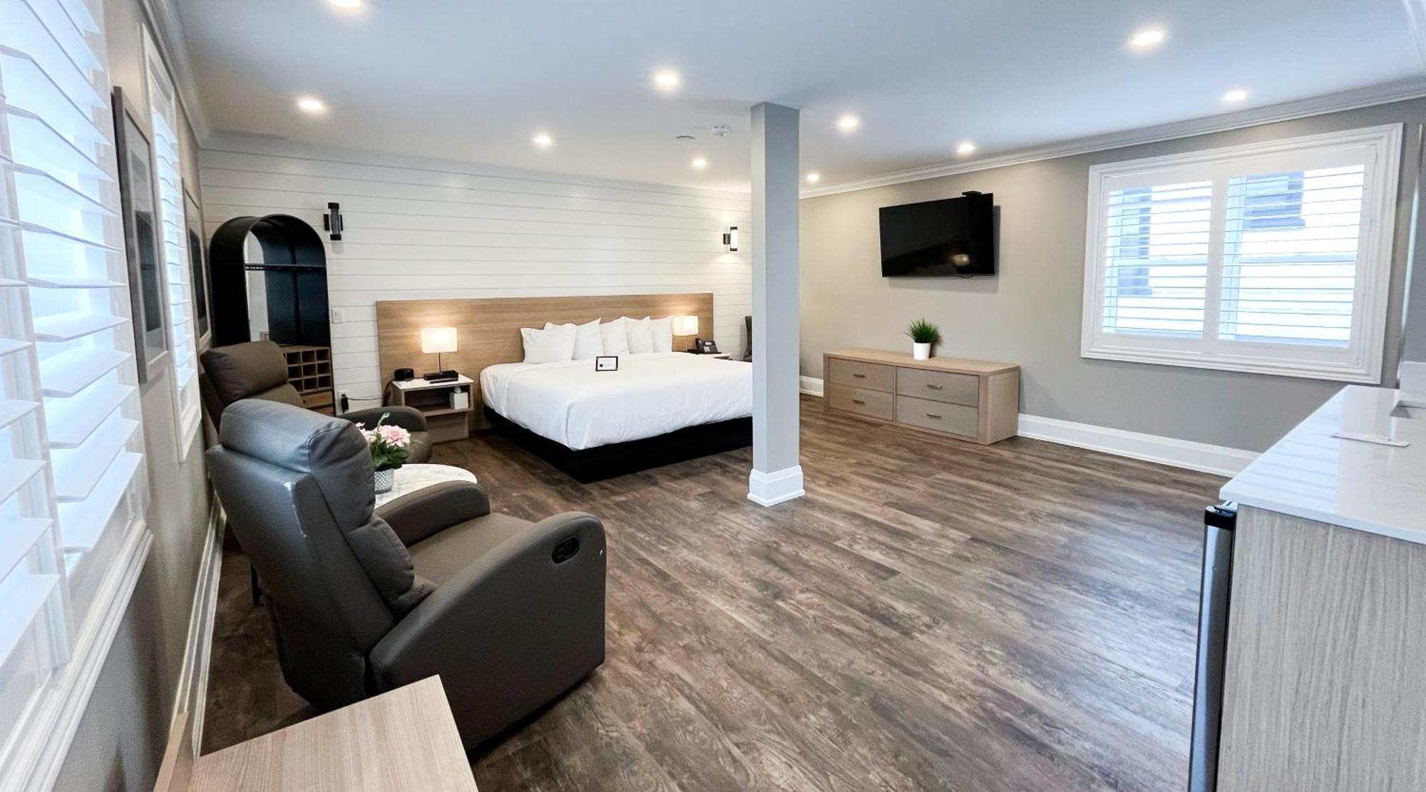 Colonial Hotel & Suites 格兰湾 外观 照片