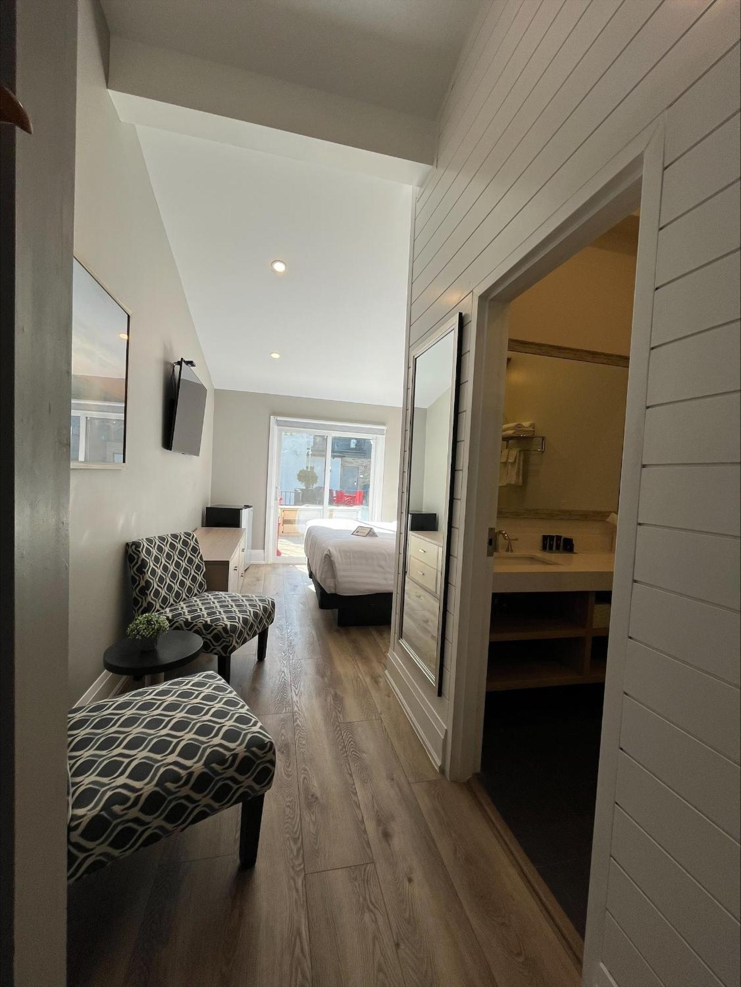 Colonial Hotel & Suites 格兰湾 外观 照片