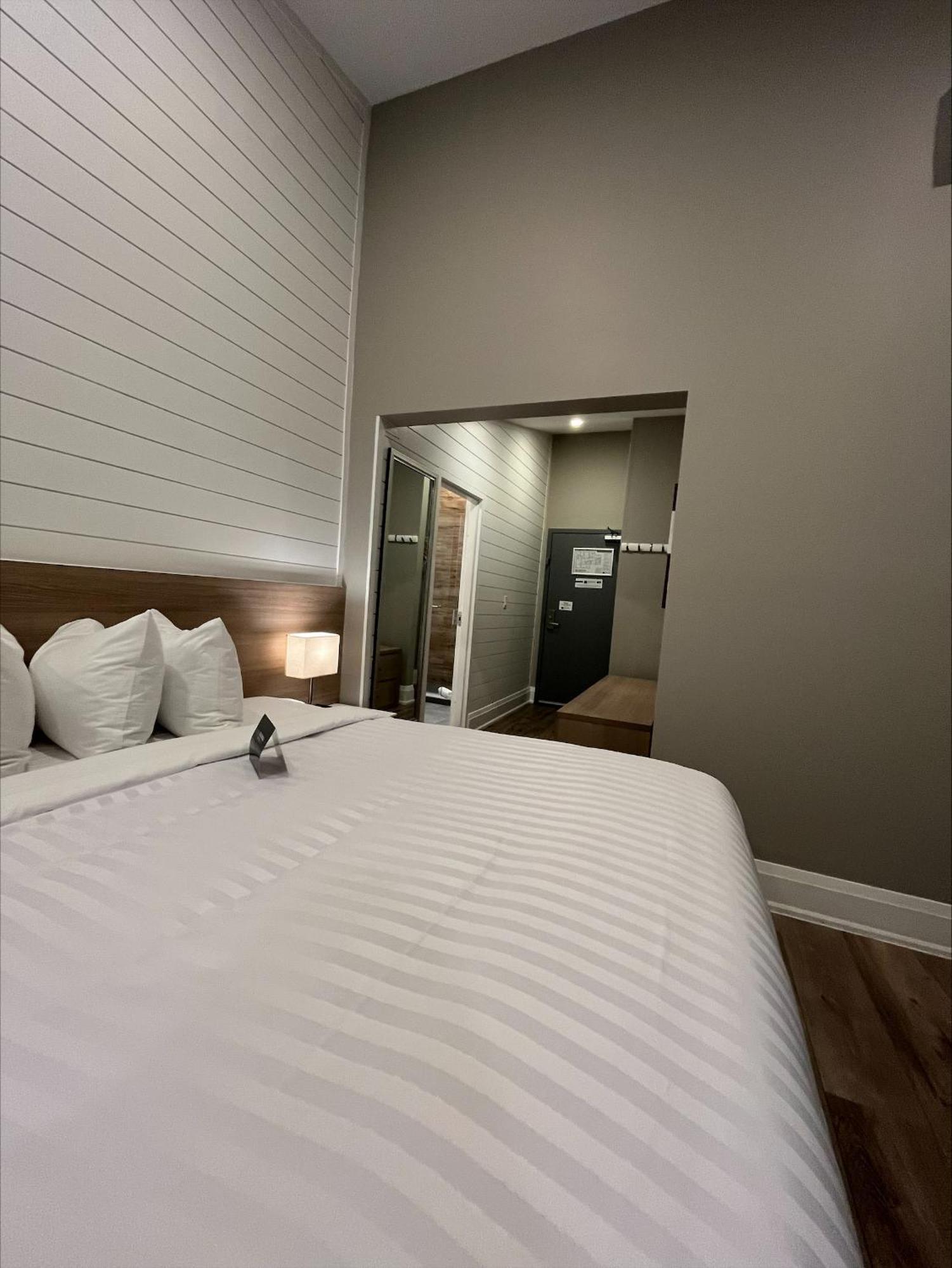 Colonial Hotel & Suites 格兰湾 外观 照片
